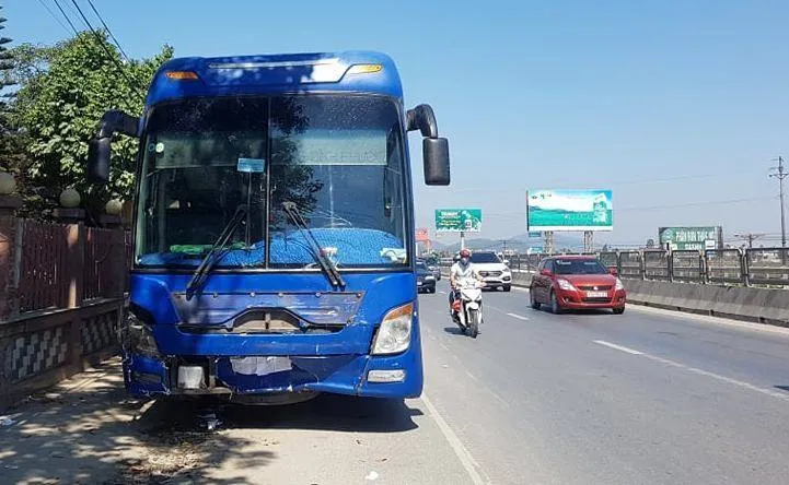 Xe khách trong vụ tai nạn vừa xảy ra tại Thanh Hoá