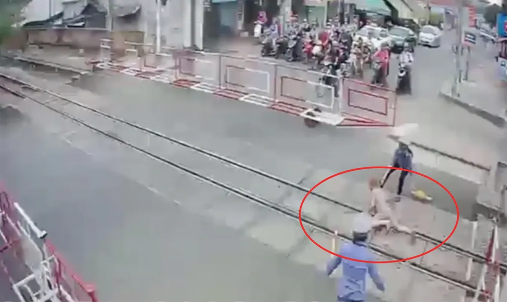 Lãnh đạo đường sắt khen ngợi 2 nữ nhân viên cứu bà cụ thoát chết khi cố tình vượt rào chắn  ảnh 1