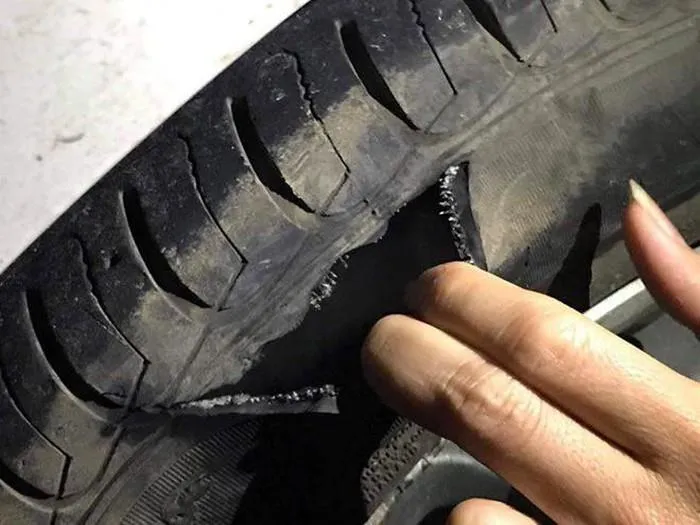 Nghi vấn lốp xe bị vỡ sau khi va phải đá hộc trên cao tốc Cầu Giẽ - Ninh Bình