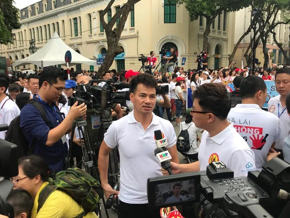 Hàng ngàn người dân thủ đô đi bộ kêu gọi “Đã uống rượu bia - Không lái xe“ ảnh 4