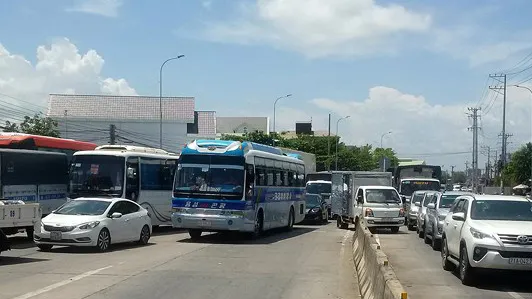 Các tài xế phản ứng thu phí tại trạm T2 - QL91 khiến tình hình giao thông tại khu vực bị ùn ứ