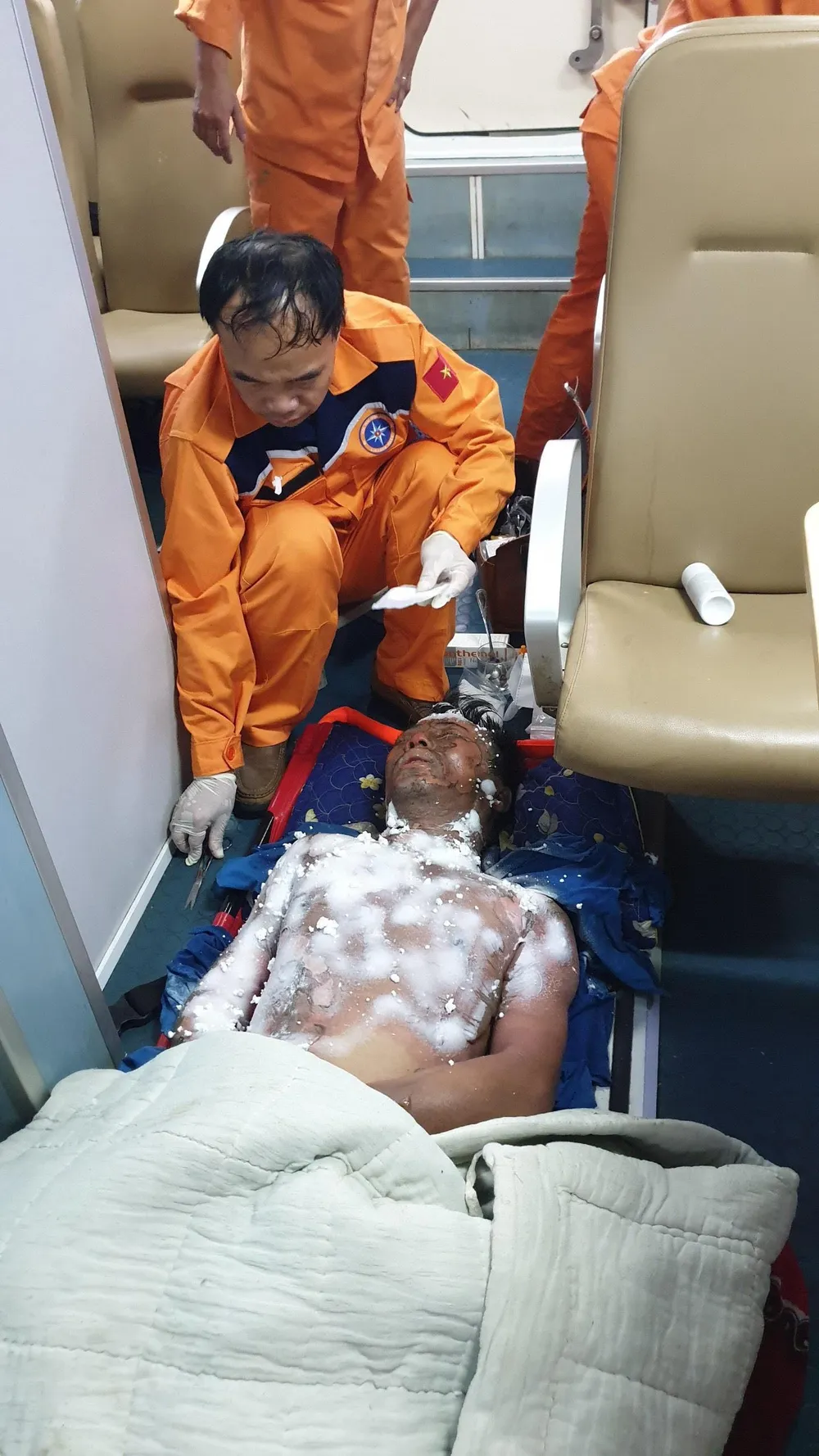 Cứu thuyền trưởng bị bỏng nặng trên biển ảnh 1