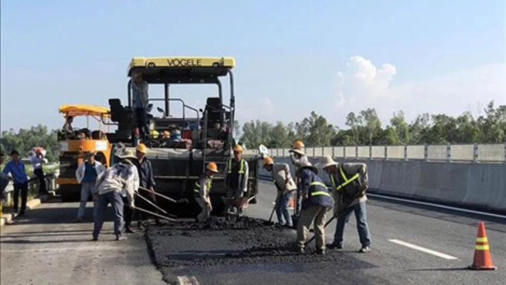 Đại diện Quỹ bảo trì đường bộ cũng cho biết, việc bãi bỏ Quỹ bảo trì đường bộ không có nghĩa là không phải đóng phí sử dụng đường bộ. Ảnh: TTXVN