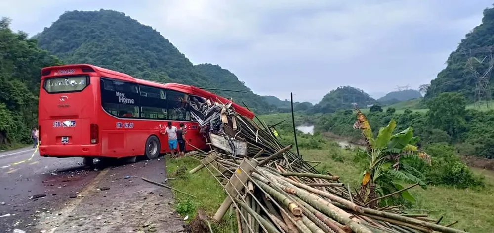Hiện trường vụ tai nạn vừa xảy ra tại Hoà Bình