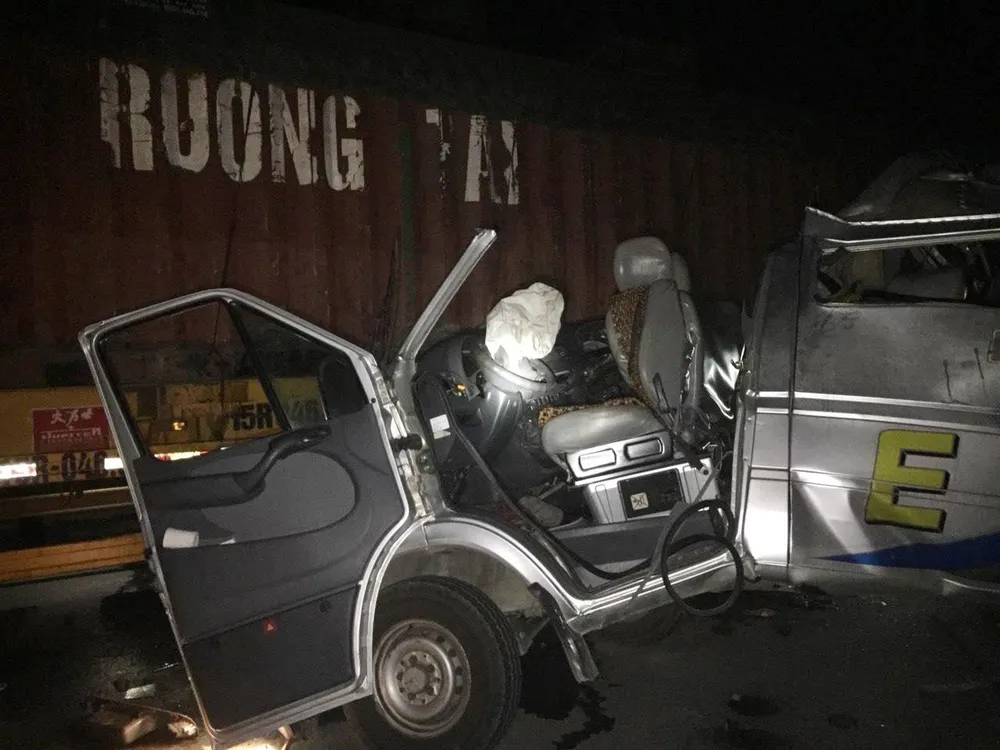 Va chạm với xe contairner trong đêm, 16 người bị thương ảnh 1