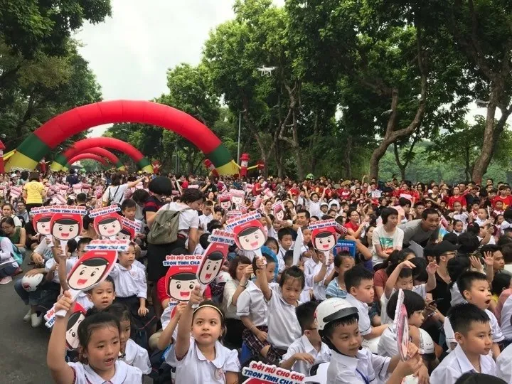 Còn nhiều phụ huynh chưa đội nón bảo hiểm cho con em   ảnh 3