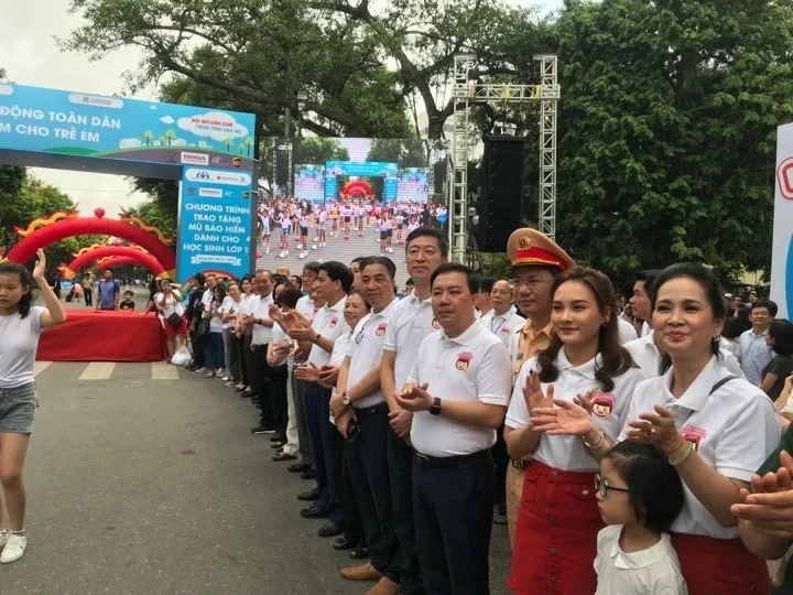 Còn nhiều phụ huynh chưa đội nón bảo hiểm cho con em   ảnh 2