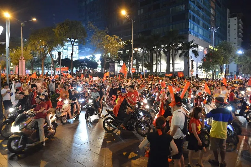 Cả nước xuống đường mừng vô địch bóng đá nam SEA games 30 ảnh 6