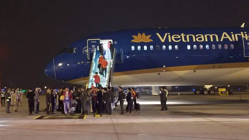 Các cầu thủ U22 và đội tuyển nữ Việt Nam rời sân bay Nội Bài đến diện kiến Thủ tướng ảnh 5