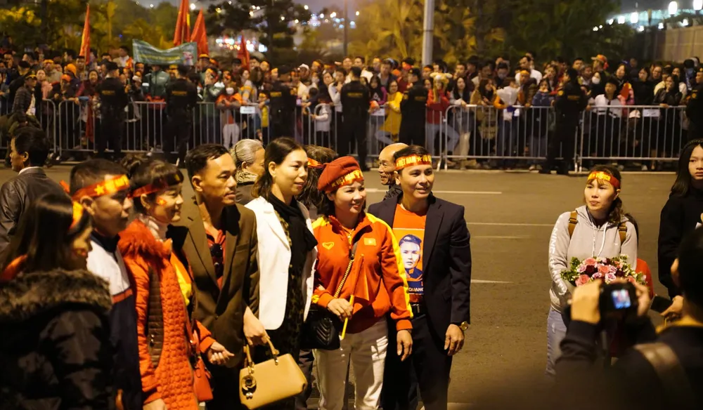 Các cầu thủ U22 và đội tuyển nữ Việt Nam rời sân bay Nội Bài đến diện kiến Thủ tướng ảnh 12