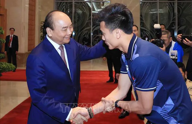 Các cầu thủ U22 và đội tuyển nữ Việt Nam rời sân bay Nội Bài đến diện kiến Thủ tướng ảnh 3