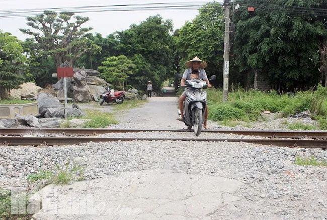 Nhiều lối đi tự mở mất an toàn qua đường sắt
