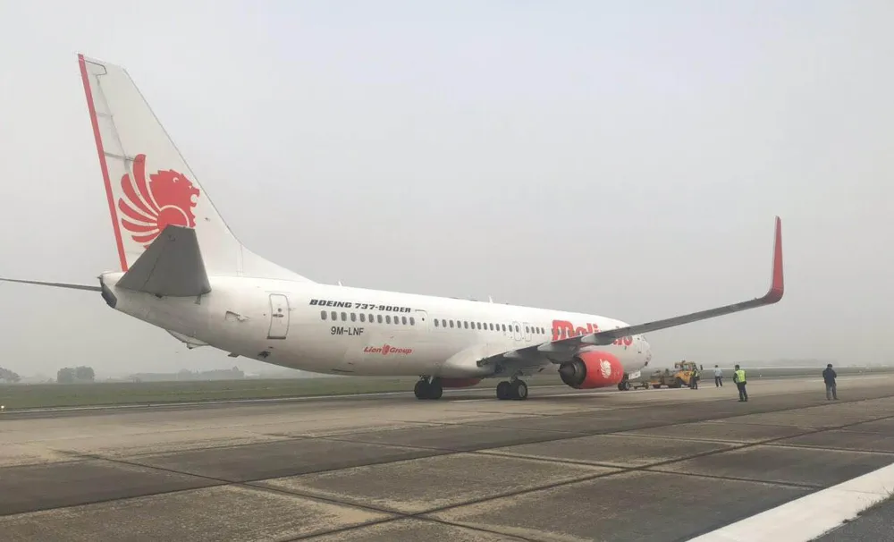Máy bay của Hãng hàng không Malindo Air vừa phải quay đầu hạ cánh do nổ lốp