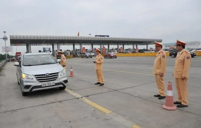 CSGT kiểm tra nồng độ cồn trên QL5