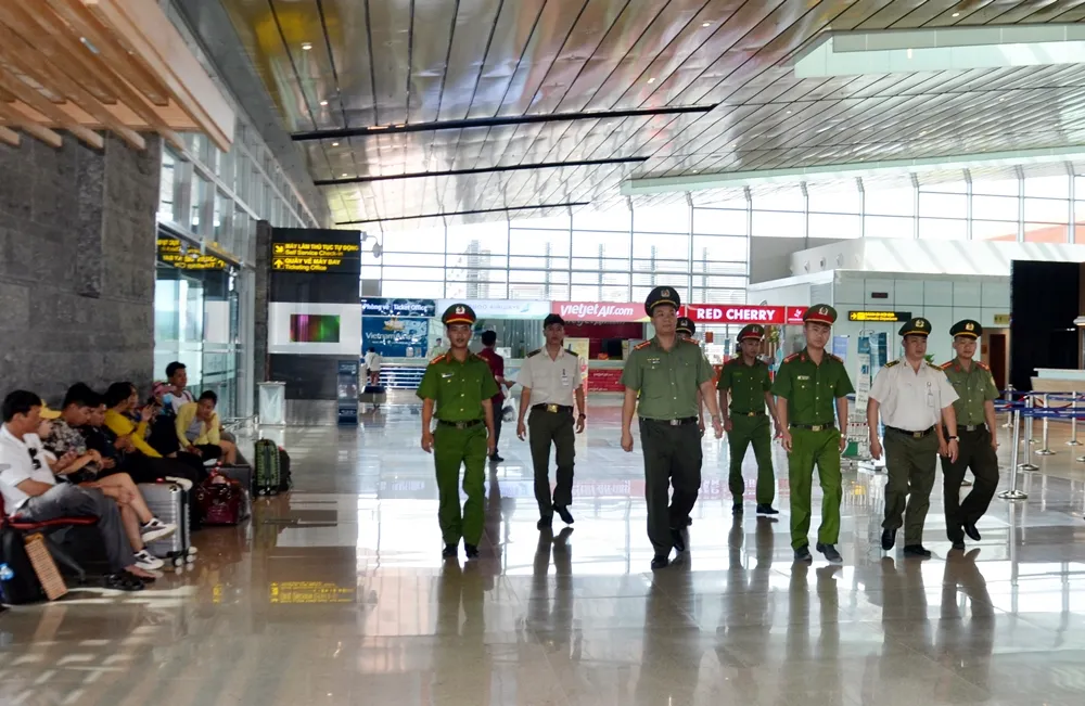 Lực lượng chức năng làm việc tại sân bay Vân Đồn