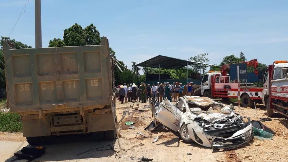 Hiện trường vụ tai nạn xe tải lật đè nát xe con tại Thanh Hóa