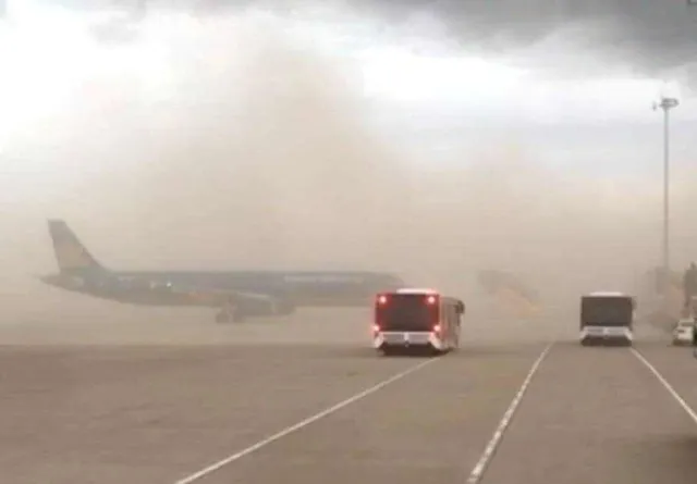 Gió bụi bao trùm sân bay Phú Bài