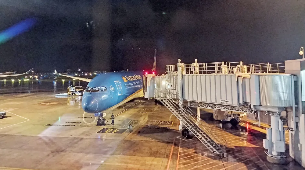 Chuyến bay thẳng đầu tiên đến Texas đón 350 công dân Việt Nam về nước  ảnh 1