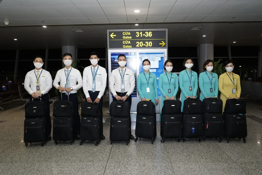 Cận cảnh chuyến bay thương mại thường lệ đầu tiên vừa được nối lại giữa Hà Nội - Tokyo ảnh 5