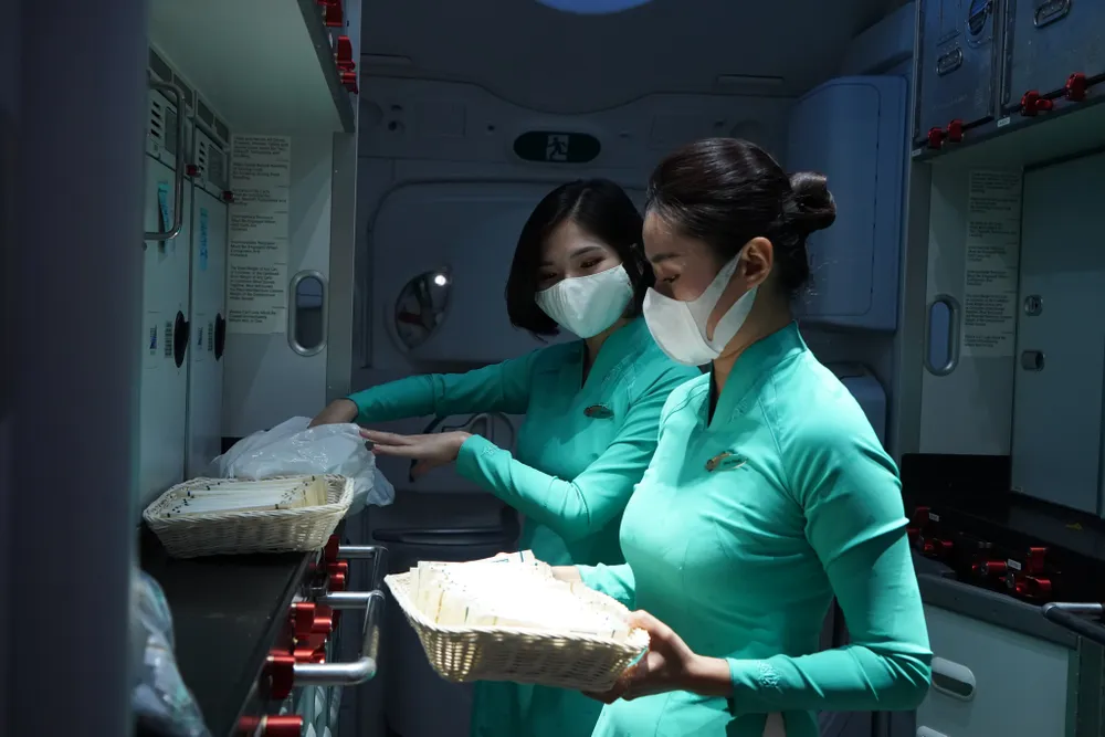 Cận cảnh chuyến bay thương mại thường lệ đầu tiên vừa được nối lại giữa Hà Nội - Tokyo ảnh 6