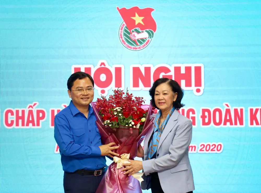 Đồng chí Trương Thị Mai, Ủy viên Bộ Chính trị, Trưởng ban Dân vận Trung ương chúc mừng anh Nguyễn Anh Tuấn được bầu làm Bí thư thứ nhất Trung ương Đoàn