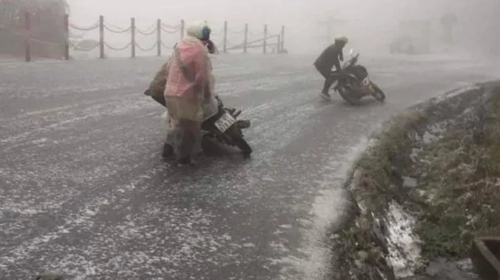 Nhiều tuyến đường khu vực miền núi phía Bắc bị băng tuyết phủ kín gây khó khăn cho phương tiện