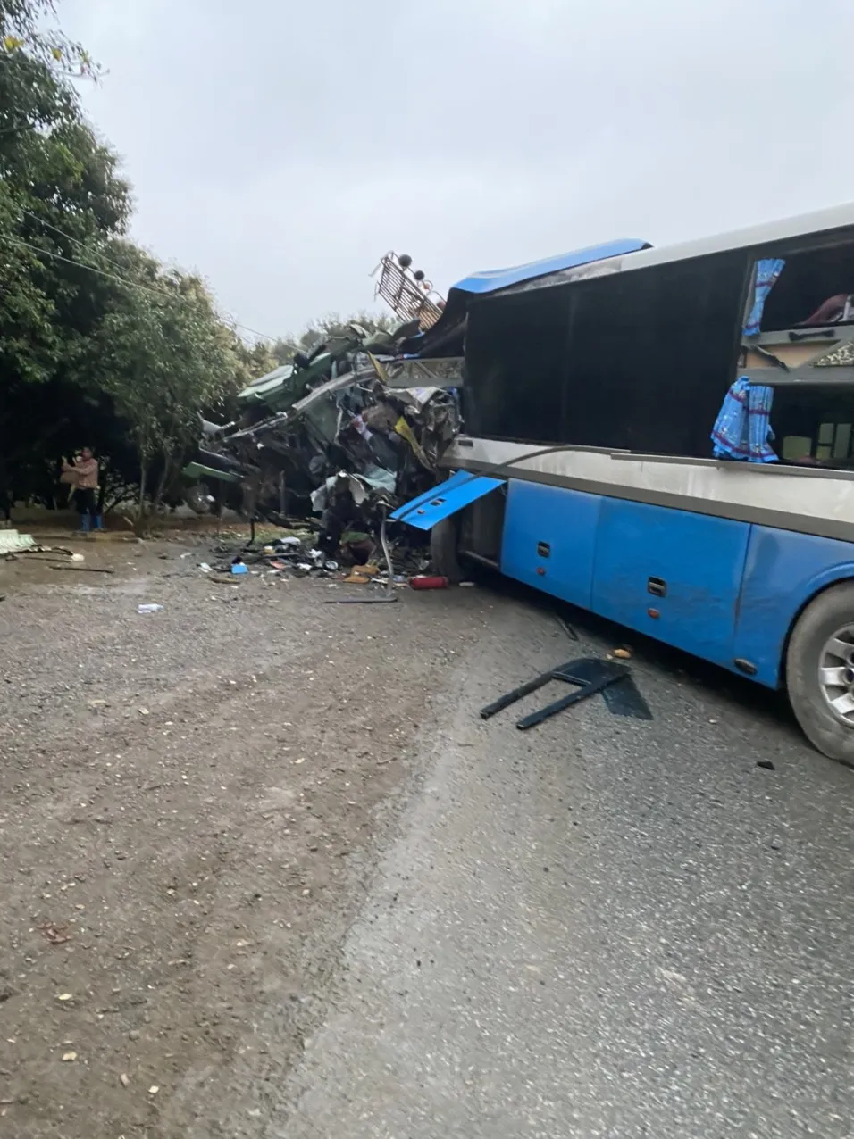 3 người tử vong sau vụ tai nạn giữa xe tải và xe khách ảnh 1