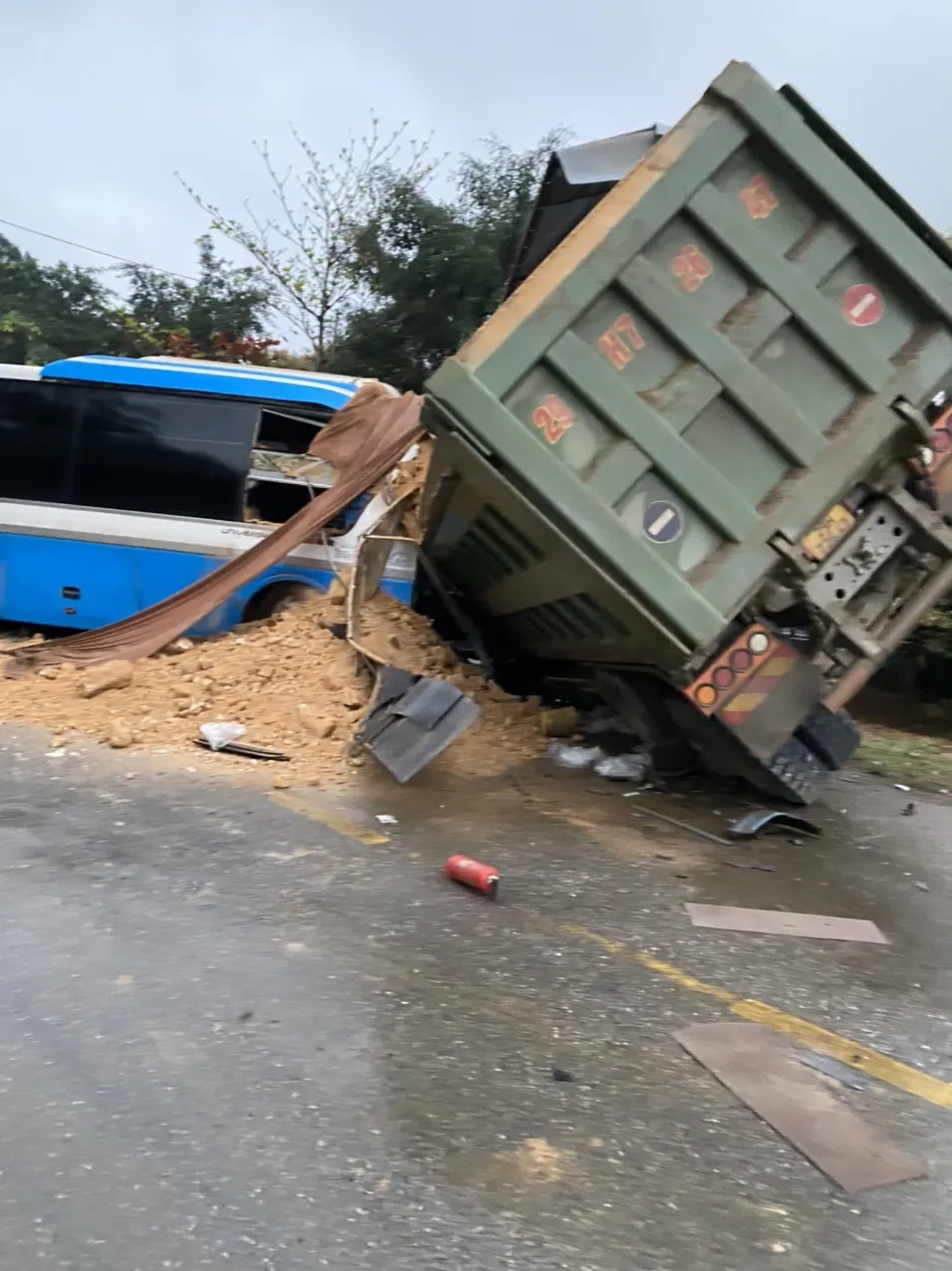 3 người tử vong sau vụ tai nạn giữa xe tải và xe khách ảnh 2