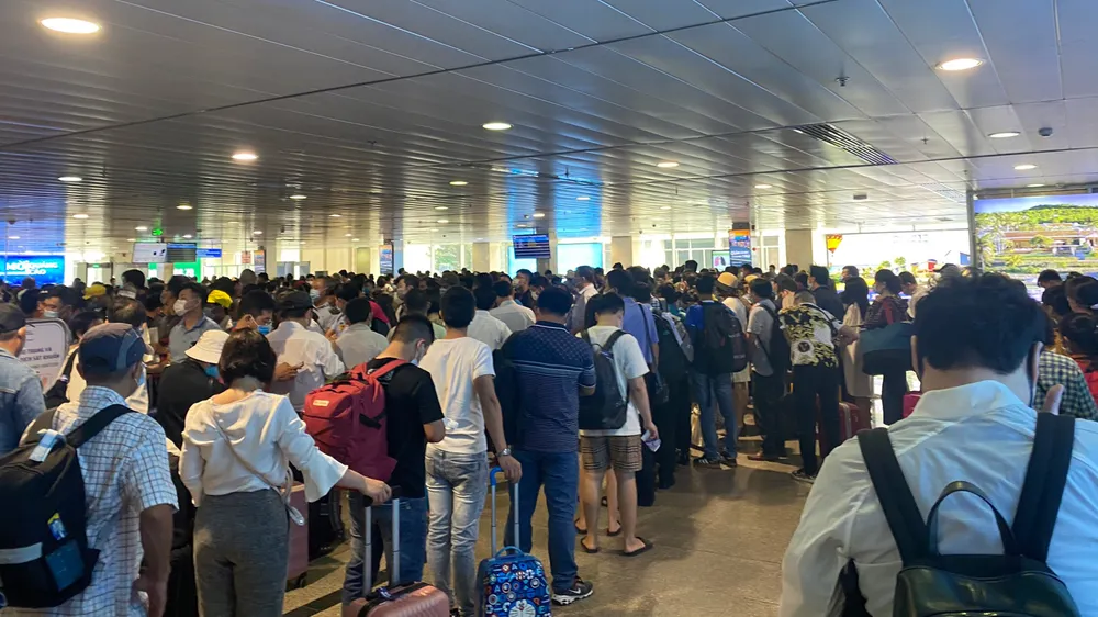 Khắc phục ùn ứ tại khu vực soi chiếu an ninh sân bay Tân Sơn Nhất  ảnh 1
