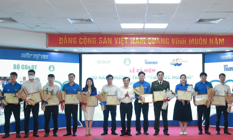 Vinh danh nhiều tập thể, cá nhân tích cực trong chương trình Tiếp sức mùa thi ảnh 1