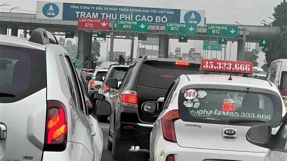 Ùn tắc giao thông từ chiều 29 đến sáng 30-4, trạm thu phí Cao Bồ xả trạm ảnh 2