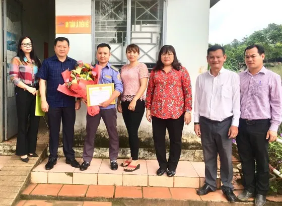 Bộ trưởng Bộ GTVT gửi thư khen nhân viên gác chắn dũng cảm cứu người ngã trên đường ray ảnh 1