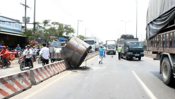 Xe tải làm rơi cuộn thép trên đường Vành đai 3 Hà Nội ngày 9-8