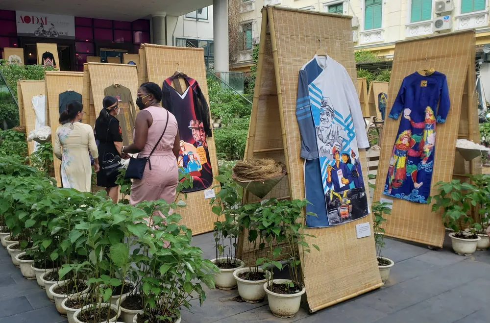 200 bộ áo dài tham dự triển lãm “Áo dài trên con đường di sản“ ảnh 5