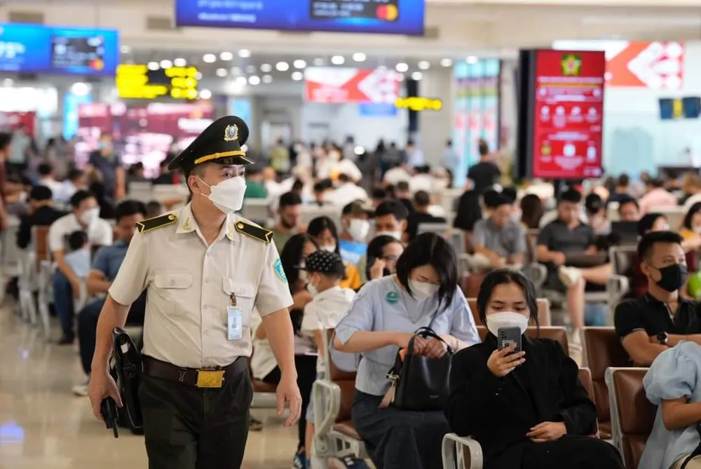 Sân bay chật kín người, số lượng chuyến bay cất và hạ cánh tăng cao trong ngày 31-8 ảnh 1