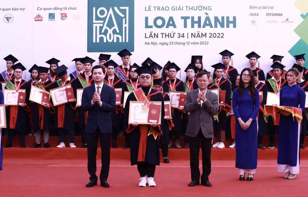 Ban tổ chức trao Giải thưởng Loa Thành lần thứ 34