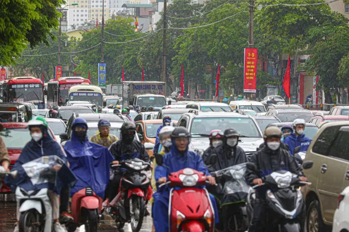 Đường Giải Phóng đông nghẹt phương tiện sáng 29-4