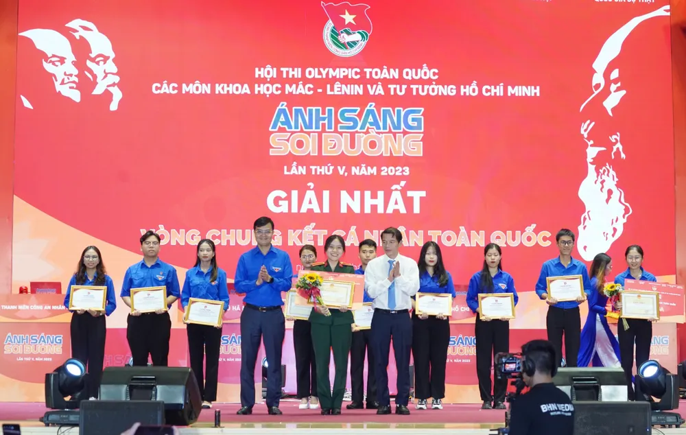 Ban tổ chức trao giải Nhất cho thí sinh Nguyễn Thị Huyền Trang, 32A2, Khoa Ngôn ngữ Anh, Học viện Khoa học Quân sự. Ảnh: VIẾT CHUNG Ban tổ chức trao giải Nhất cho thí sinh Nguyễn Thị Huyền Trang, 32A2, Khoa Ngôn ngữ Anh, Học viện Khoa học Quân sự. Ảnh: VIẾT CHUNG