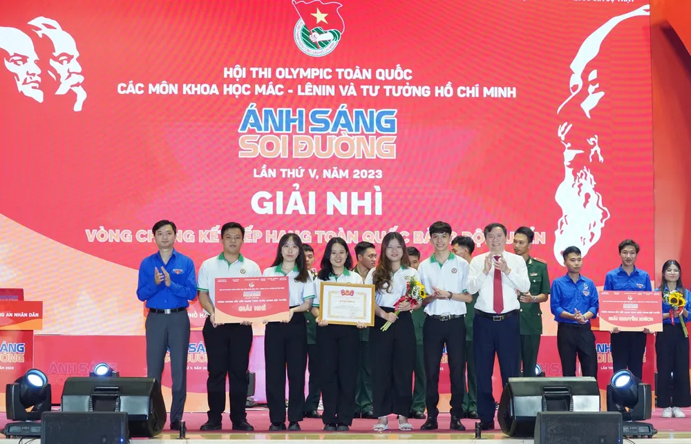 Ban tổ chức trao giải nhì cho Thành Đoàn TPHCM. Ảnh: VIẾT CHUNG Ban tổ chức trao giải nhì cho Thành Đoàn TPHCM. Ảnh: VIẾT CHUNG