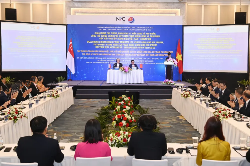 Thủ tướng Phạm Minh Chính và Thủ tướng Lý Hiển Long chia sẻ mối quan tâm cùng lãnh đạo trẻ 2 nước. Ảnh: VIẾT CHUNG