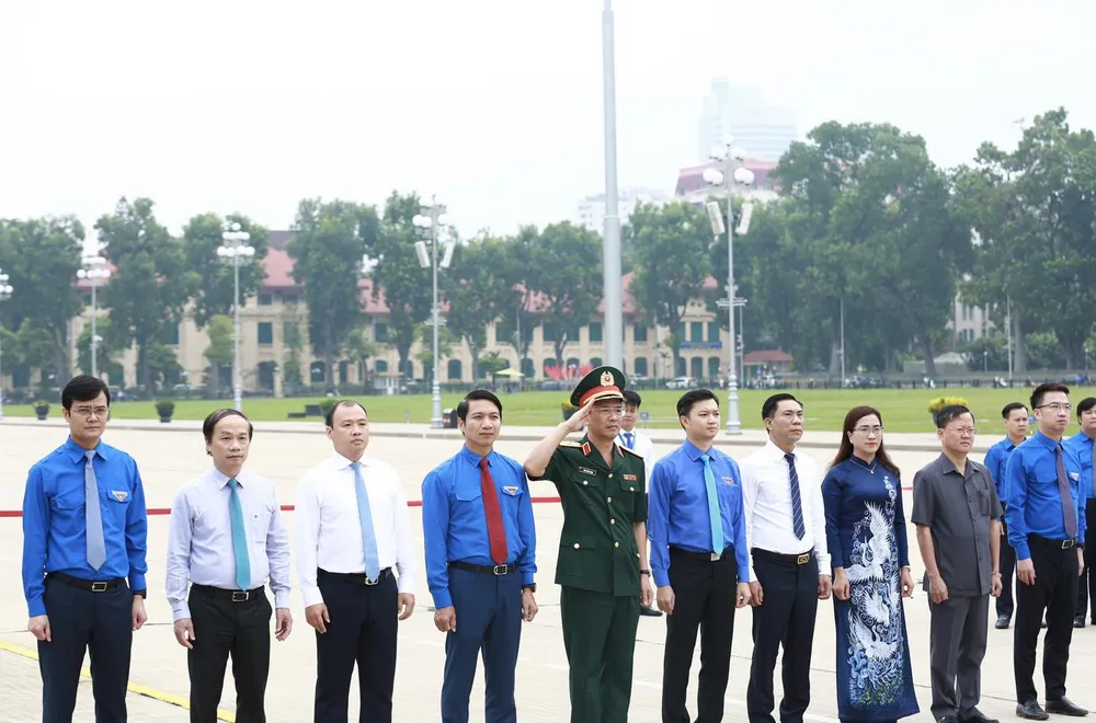 Các đại biểu tham dự lễ báo công dâng Bác sáng 26-9