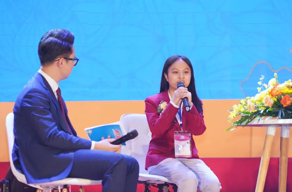 Vận động viên cờ vua khiếm thị Nguyễn Thị Hồng giao lưu cùng các đại biểu