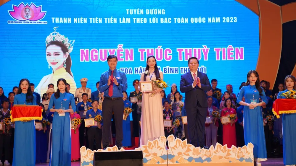 Ban tổ chức trao chứng nhận cho các đại biểu thanh niên tiên tiến làm theo lời Bác. Ảnh: VIẾT CHUNG
