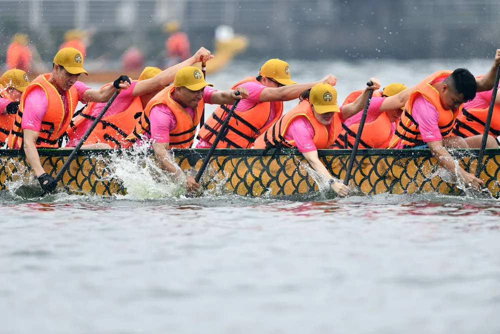 Các đội thi đấu hết mình trong cuộc thi Bơi chải thuyền rồng Hà Nội mở rộng năm 2023