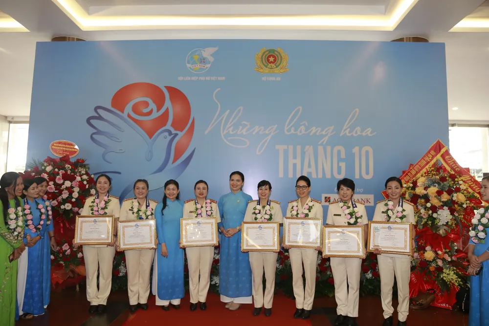 Chủ tịch Hội LHPN Việt Nam Hà Thị Nga và các đại biểu được tuyên dương