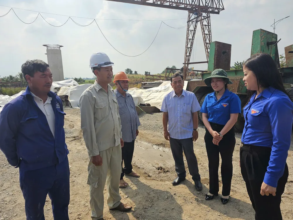 Thanh nien tren cong truong.jpg