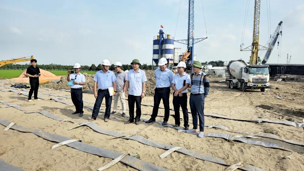 Dự án đường bộ cao tốc Châu Đốc - Cần Thơ - Sóc Trăng đang thiếu nghiêm trọng nguồn vật liệu cát đắp nền đường