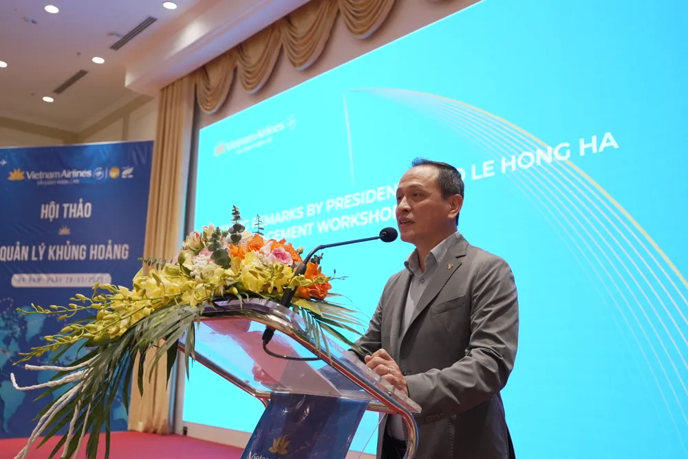 2. TGĐ Vietnam Airlines Lê Hồng Hà bày tỏ sự với những chia sẻ, góp ý của các chuyên gia, hội thảo sẽ mang lại nhiều bài học quý báu, giúp Vietnam Airlines Group nâng cao khả năng kiểm soát và xử lý khủng hoảng.JPG