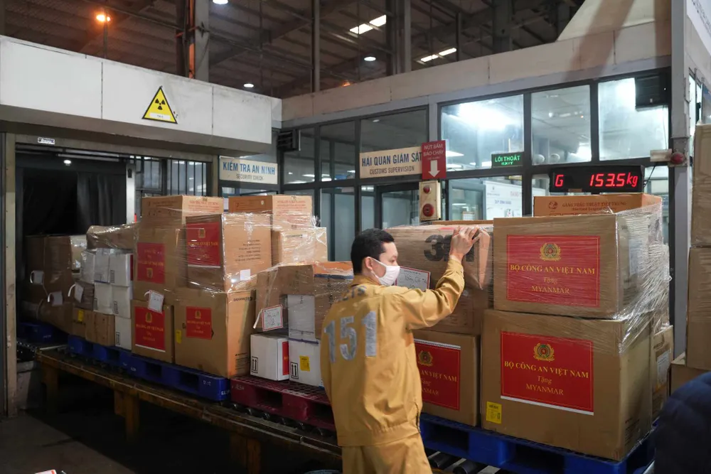 Hàng hóa cứu trợ được đưa lên máy bay