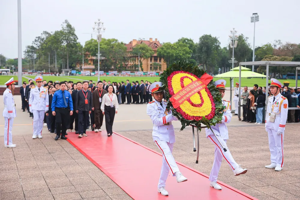 Đoàn đại biểu thanh niên Trung Quốc đã đặt vòng hoa viếng Chủ tịch Hồ Chí Minh.